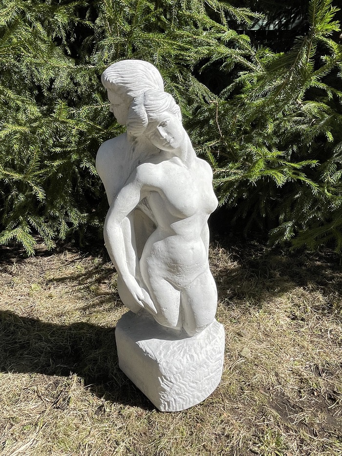 Naise ja mehe skulptuur aeda.JPG