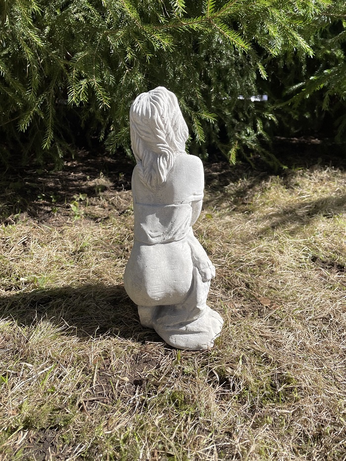 Naine skulptuur aeda.JPG