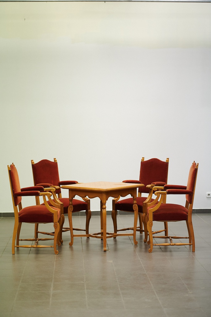 Kafijas galdiņš un atzveltnes krēsli (4 gab.)