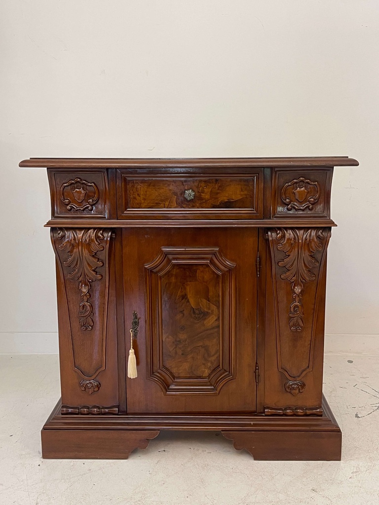 Serving cabinet