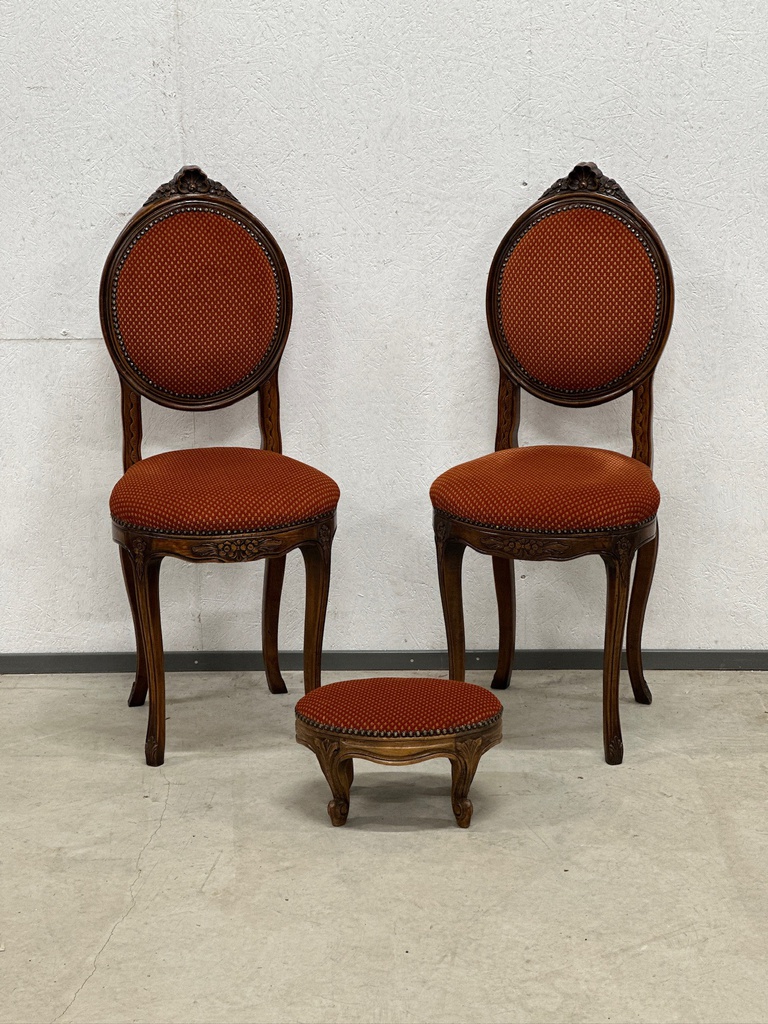 Krēsli (2 gab.) un kāju krēsls